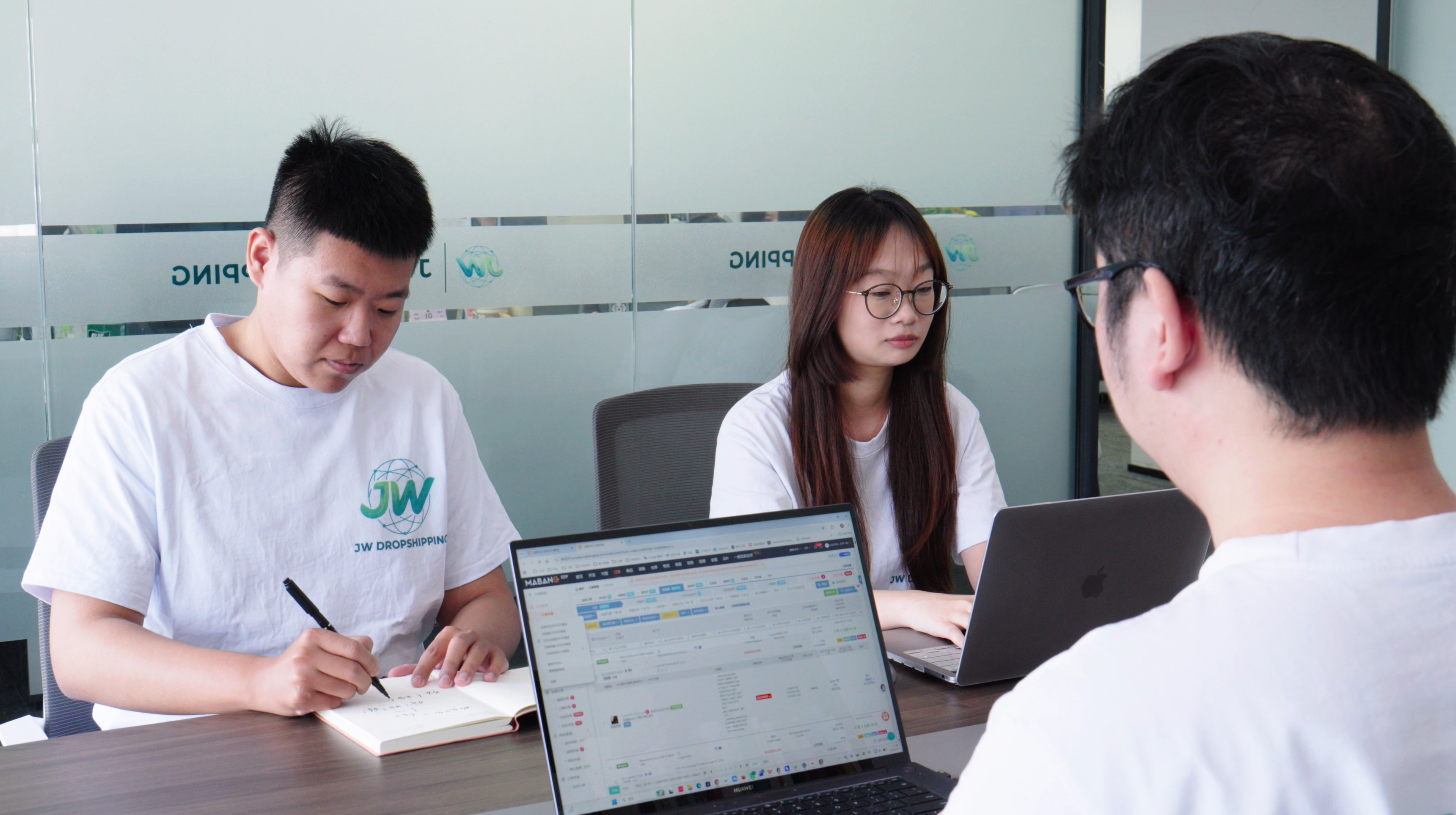 Inspector recording product quality details